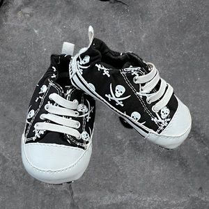 me-in-mind baby shoes Skull and Crossbones size small 3-6 months - NWOT Unworn